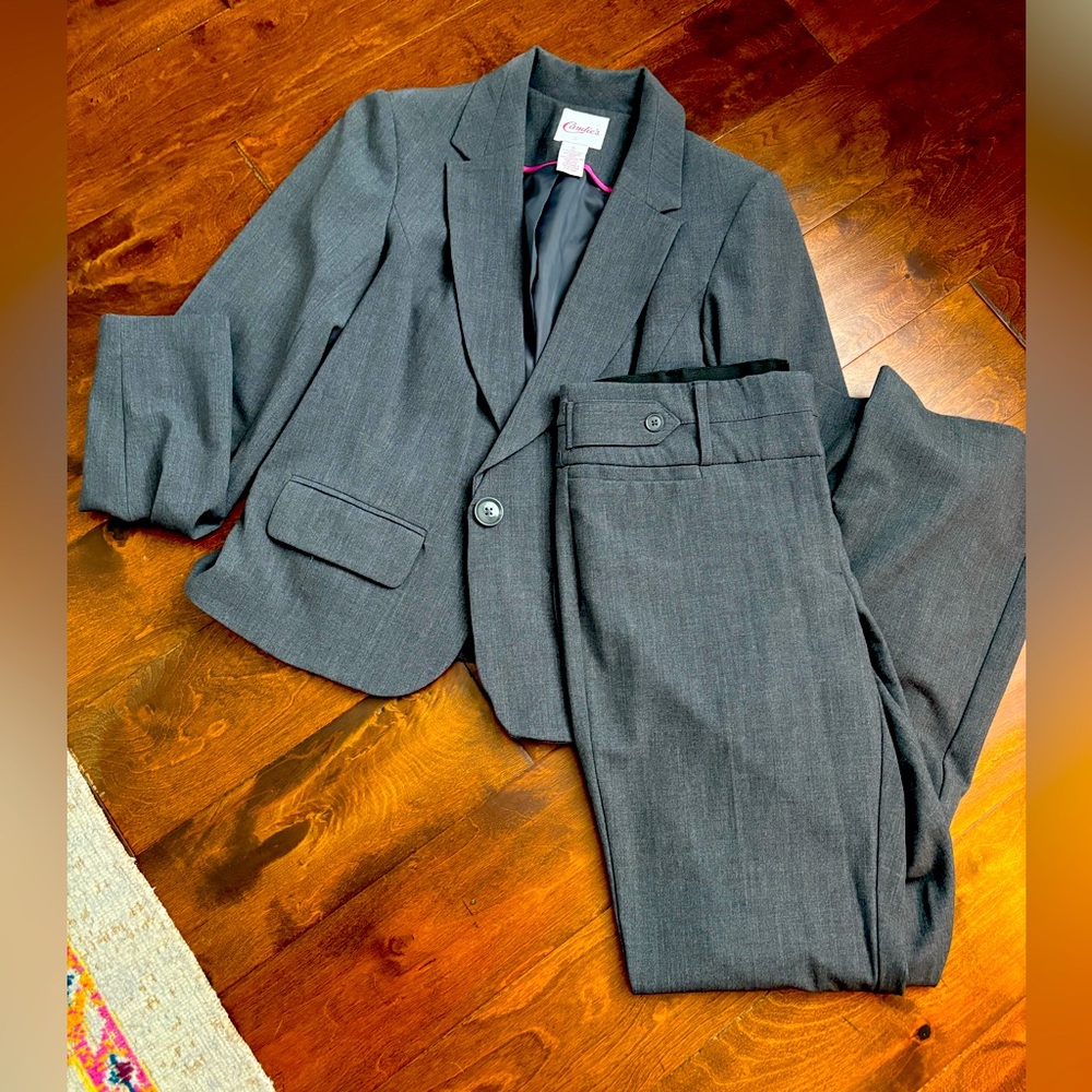 Candie’s Grey Pant Suit. Size large. Only worn once.